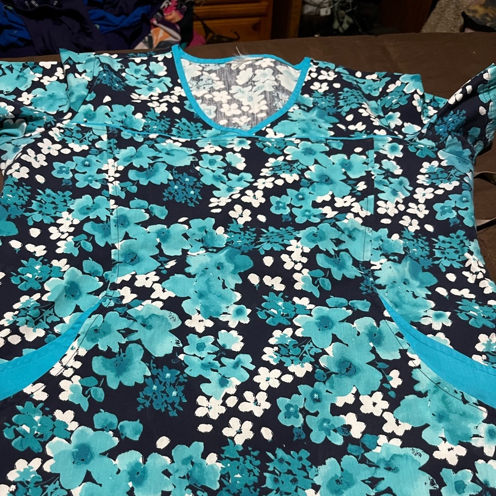 Scrub top. Small